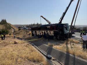 ŞANLIURFA (AA) – Şanlıurfa'nın Suruç ilçesinde devrilen yolcu otobüsündeki 27