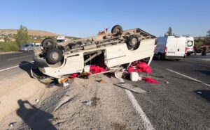 ŞANLIURFA (AA) – Şanlıurfa'nın Karaköprü ilçesinde tarım işçilerini taşıyan minibüsün