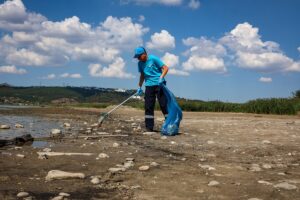 - 25 kişilik ekiple 50 dönümlük alanda yapılan çalışmada plastik
