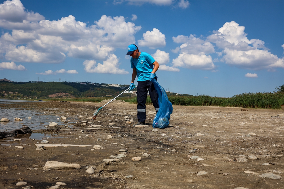 Sapanca Gölü çevresinden 2 ton atık toplandı