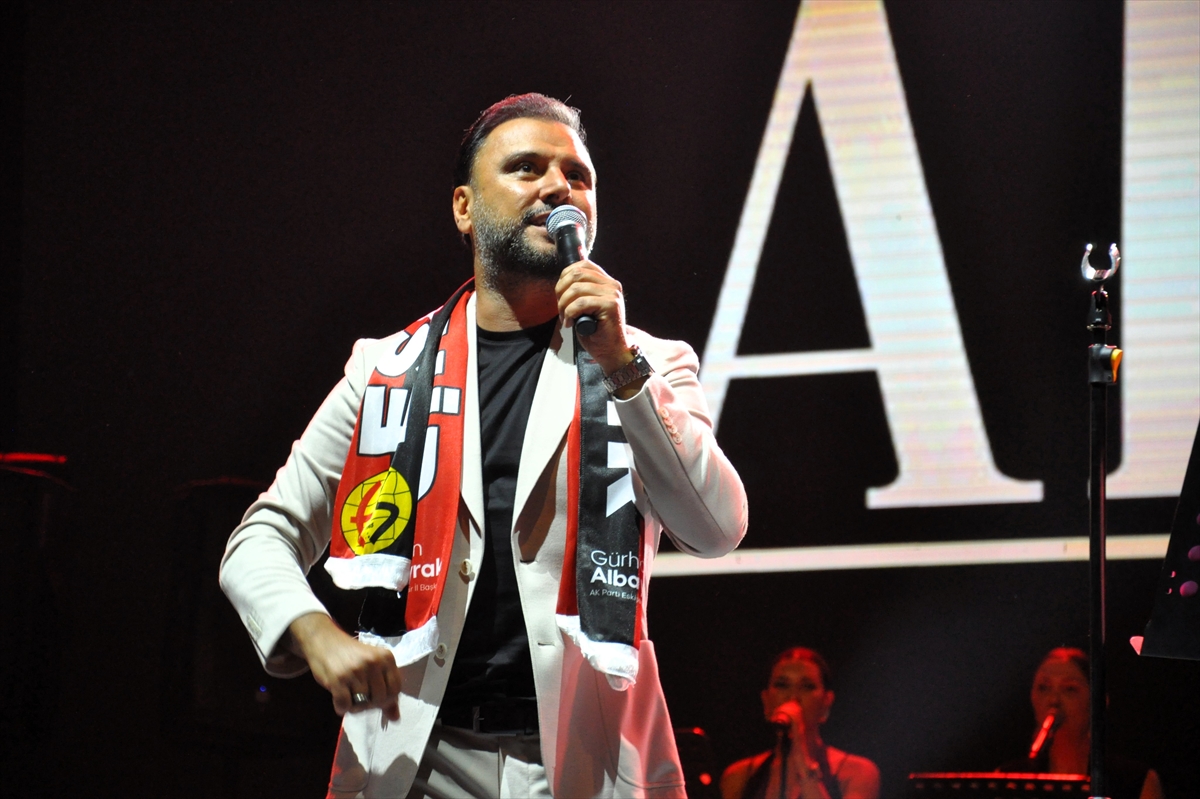 Şarkıcı Alişan, Eskişehir'de konser verdi