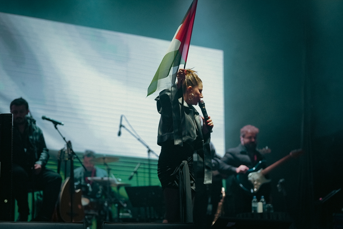 Şarkıcı Merve Özbey Bitlis'te konser verdi