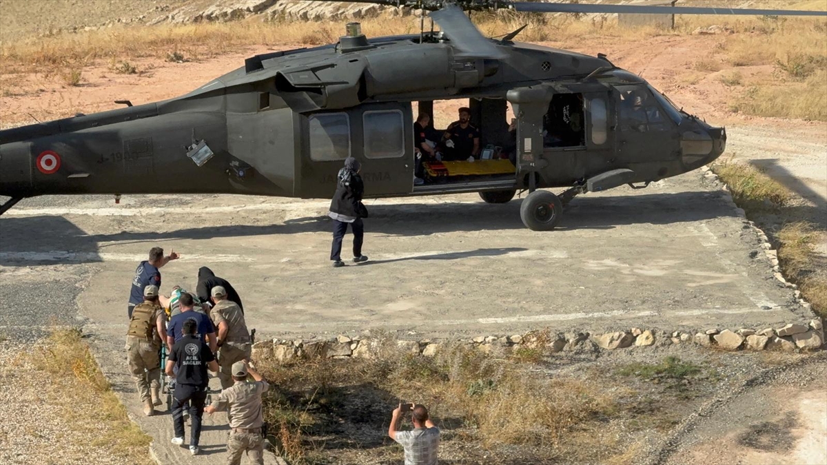 Siirt'te askeri helikopter iş kazasında yaralanan işçi için havalandı