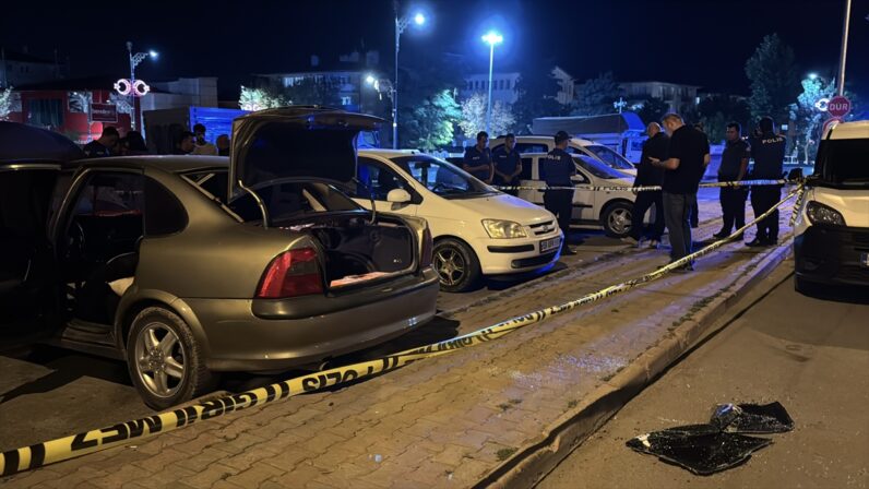Sivas'ta park halindeki otomobilde yaşanan patlamada 3 çocuktan 1'i öldü, 2'si yaralandı