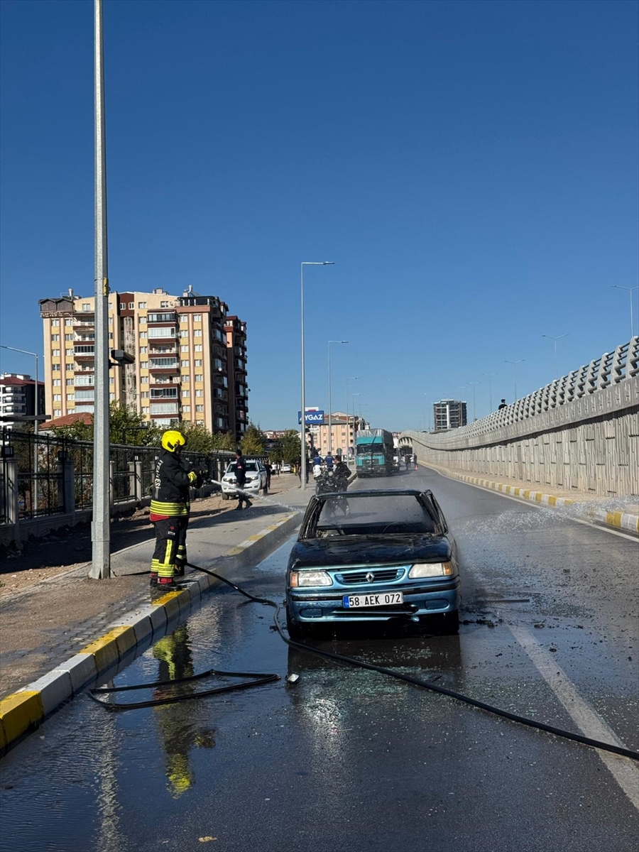 Sivas'ta seyir halindeki otomobilde çıkan yangında sürücü yaralandı