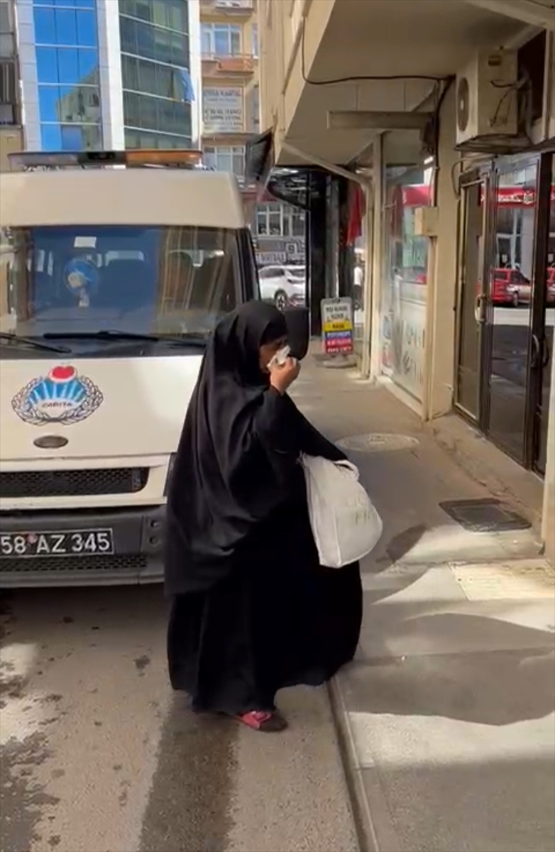 Sivas'ta zabıtalara yakalanan dilenci topladığı paraları lahmacunun içine gizlemiş