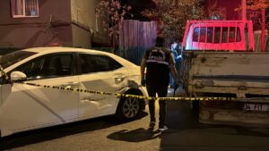 İSTANBUL (AA) – Sultanbeyli'de seyir halindeki kamyonete düzenlenen silahlı saldırıda