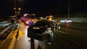 İSTANBUL (AA) – Sultangazi'de bir otomobile arkadan çarpan lüks otomobilin