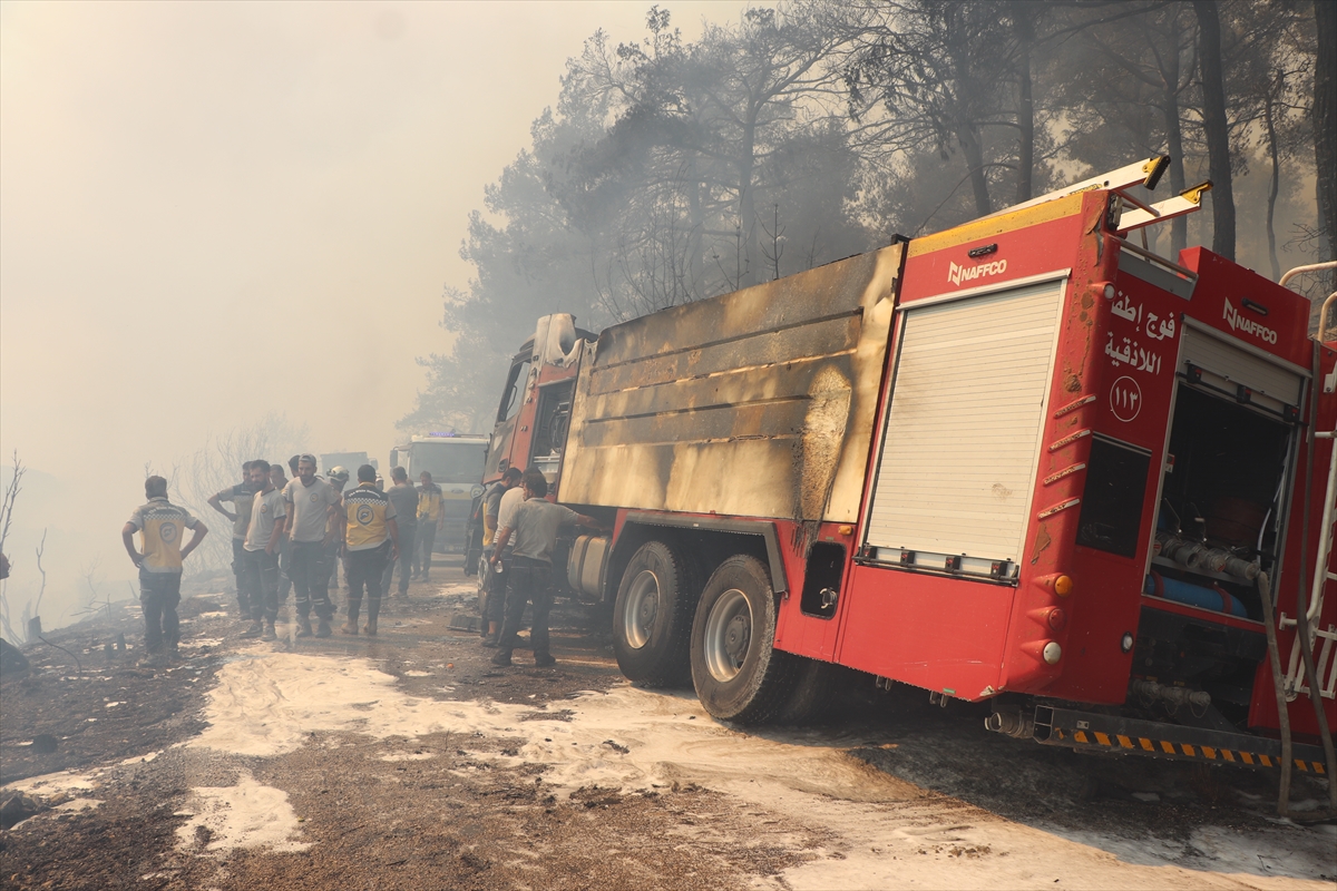 Suriye'nin Lazkiye ilindeki orman yangınında 3 itfaiye görevlisi yaralandı