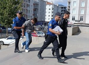 Tekirdağ'da bir kişiyi bıçakladığı iddia edilen 2 şüpheli tutuklandı TEKİRDAĞ (AA) – Tekirdağ'ın Çerkezköy ilçesinde bir kişiyi bıçakla yaraladığı