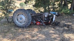 TOKAT (AA) – Tokat'ın Artova ilçesinde devrilen traktörün sürücüsü yaşamını
