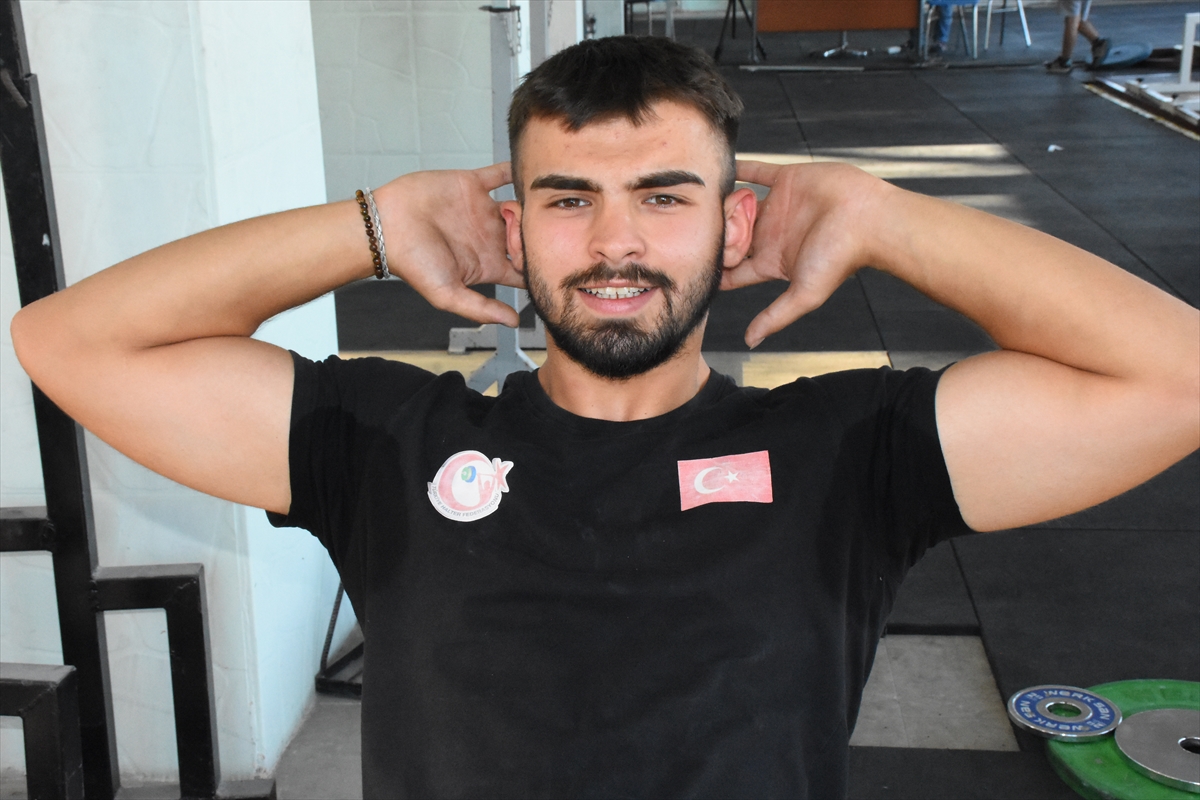 Toptan gıda deposundan halterde şampiyonluğa uzandı