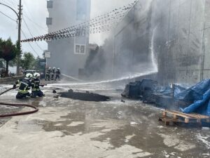 TRABZON (AA) – Trabzon'un Akçaabat ilçesinde hırdavat ve yapı malzemeleri