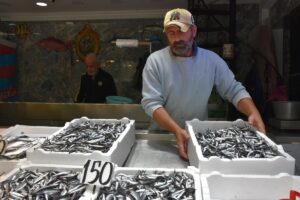 TRABZON (AA) – Trabzon'daki balıkçı tezgahlarında hamsi ve istavritin kilogramı