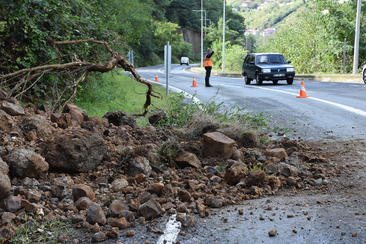Trabzon'da toprak kayması nedeniyle Sera Gölü yolunda ulaşım kontrollü sağlanıyor