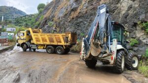 TRABZON (AA) – Trabzon'da etkili yağışın ardından bazı ilçelerde toprak