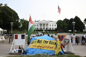 WASHINGTON (AA) – ABD Başkanı Donald Trump, Beyaz Saray'ın karşısında