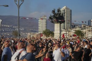 İZMİR (AA) – Türk Hava Kuvvetlerinin akrobasi timi Türk Yıldızları
