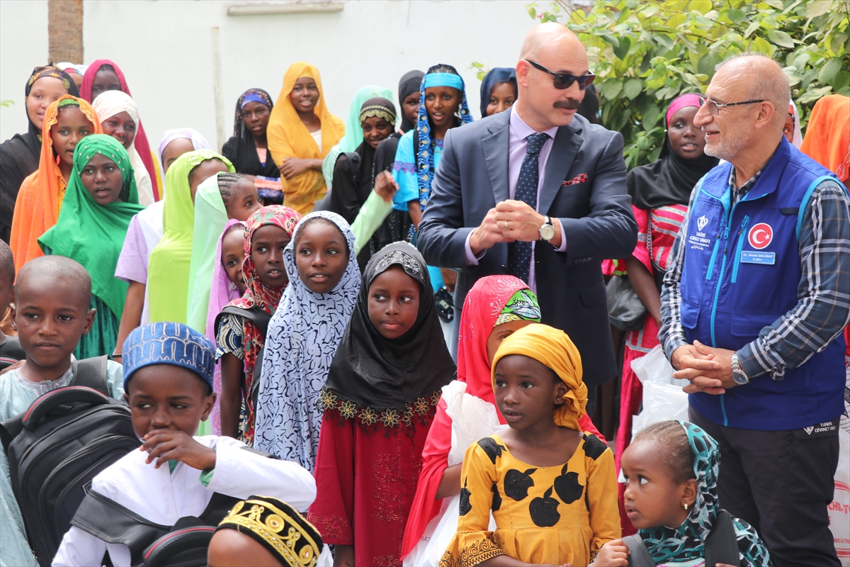 Türkiye Diyanet Vakfı, Kamerun'da 1000 yetime eğitim desteği sağladı