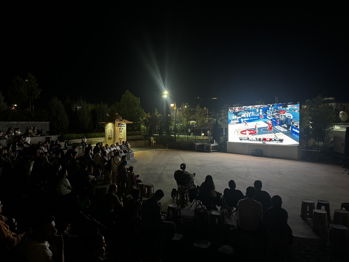 Türkiye-Yunanistan EuroBasket 2025 yarı final maçı Çankırı'da dev ekrandan izlendi