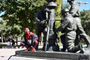 BATMAN (AA) – Türkiye'yi "Örümcek Adam" kostümüyle gezme hayaliyle memleketi