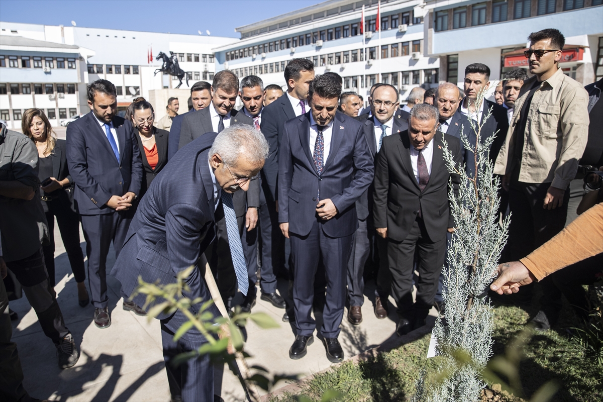 Ulaştırma ve Altyapı Bakanı Uraloğlu, Tunceli Valiliğini ziyaret etti
