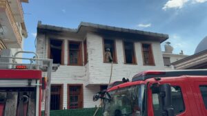 İSTANBUL (AA) – Üsküdar'da ahşap bir yapıda çıkan yangında bazı