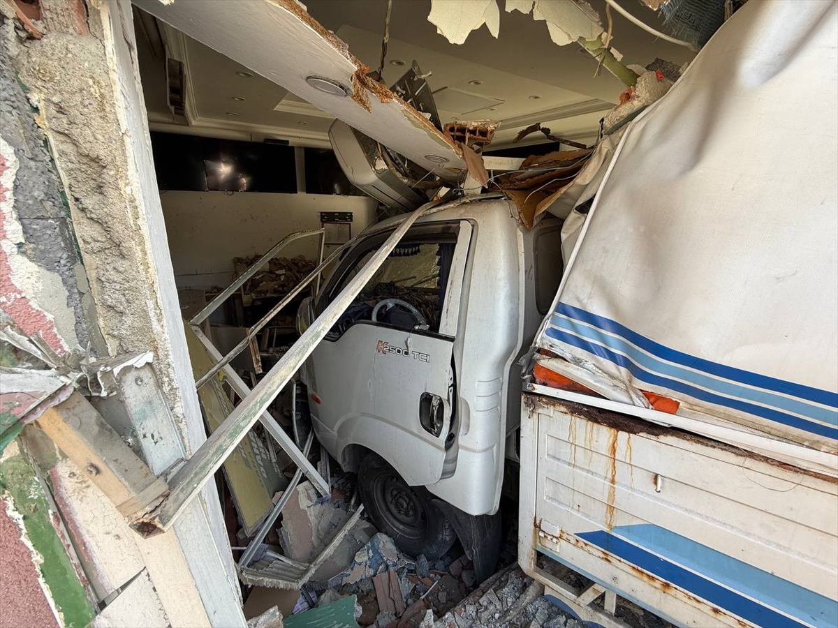 Üsküdar'da yokuş aşağı inen kamyonet iş yerine çarptı