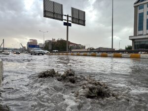 VAN (AA) – Van'da etkili olan sağanak nedeniyle bazı caddelerde