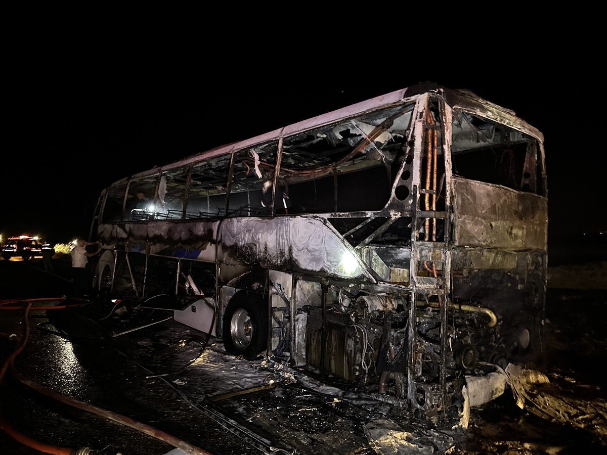 Van'da seyir halindeki yolcu otobüsü yandı