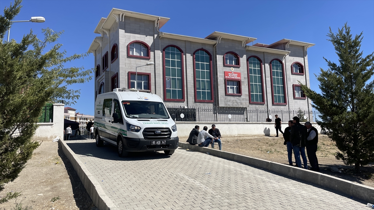 Van'da silahlı saldırıda ölen anne ve iki oğlunun cenazeleri defnedildi