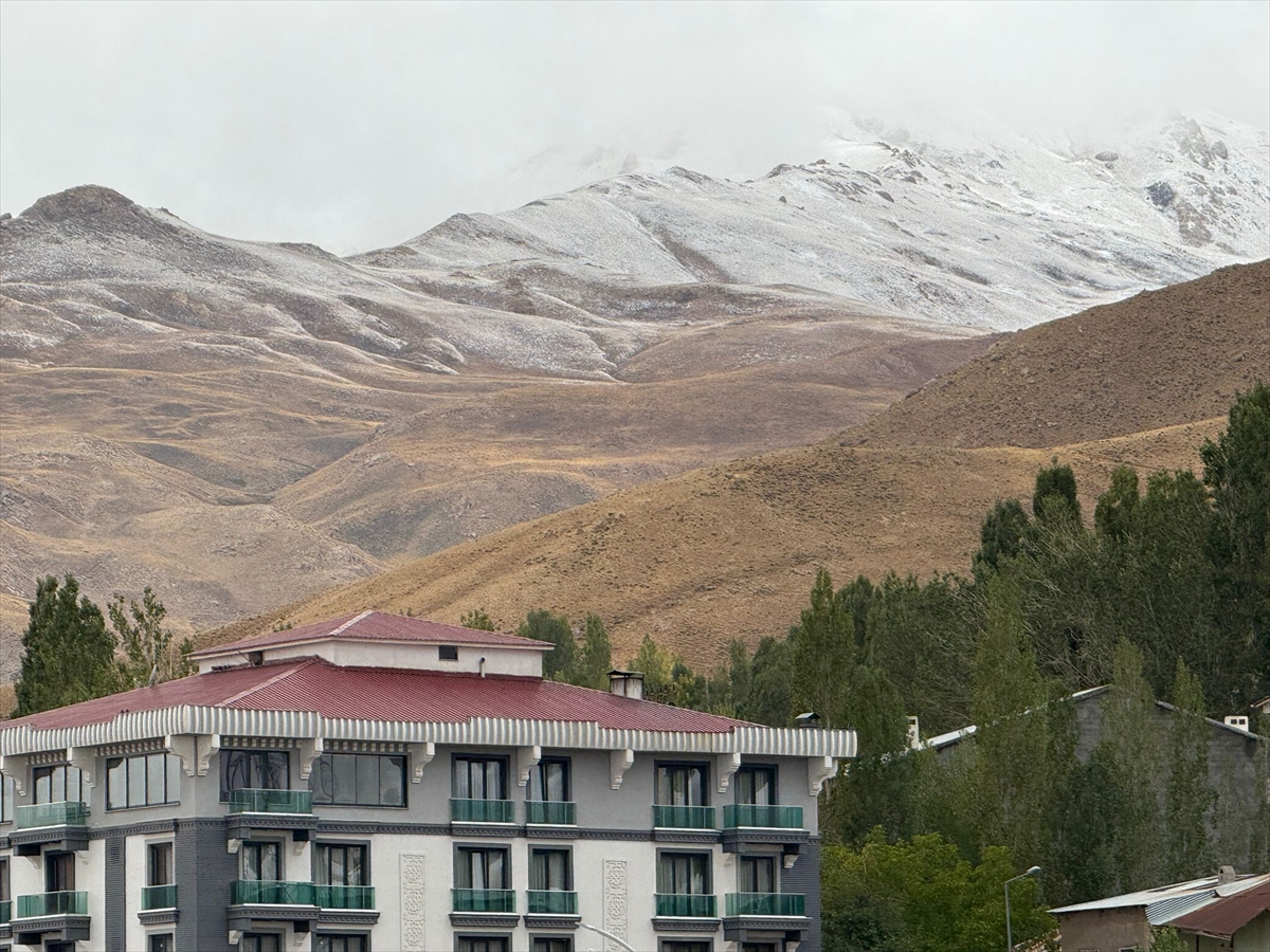 Van'ın yüksek kesimlerine kar yağdı
