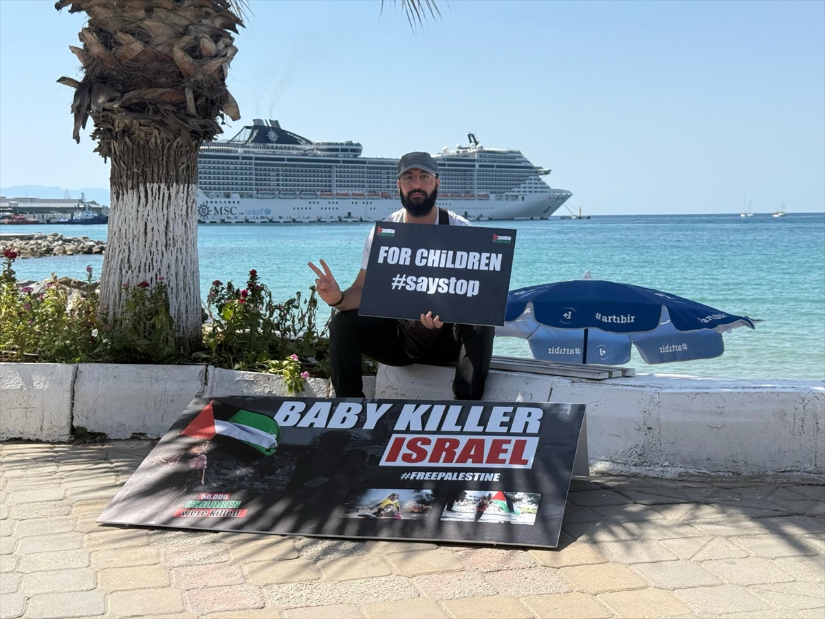 Yabancı turistlerin dikkatini İsrail'in Gazze'deki saldırılarına çekmek için tek kişilik eylem yapıyor