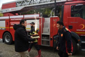 KASTAMONU (AA) – Kastamonu'da sanayi sitesi çalışanları, yangın ihbarında bulundukları