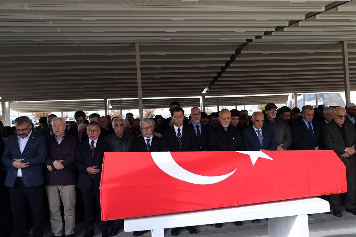 Yavuz Bülent Bakiler, memleketi Sivas'ta son yolculuğuna uğurlandı