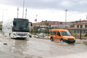YOZGAT (AA) – Yozgat'ta etkili olan sağanak hayatı olumsuz etkiledi.