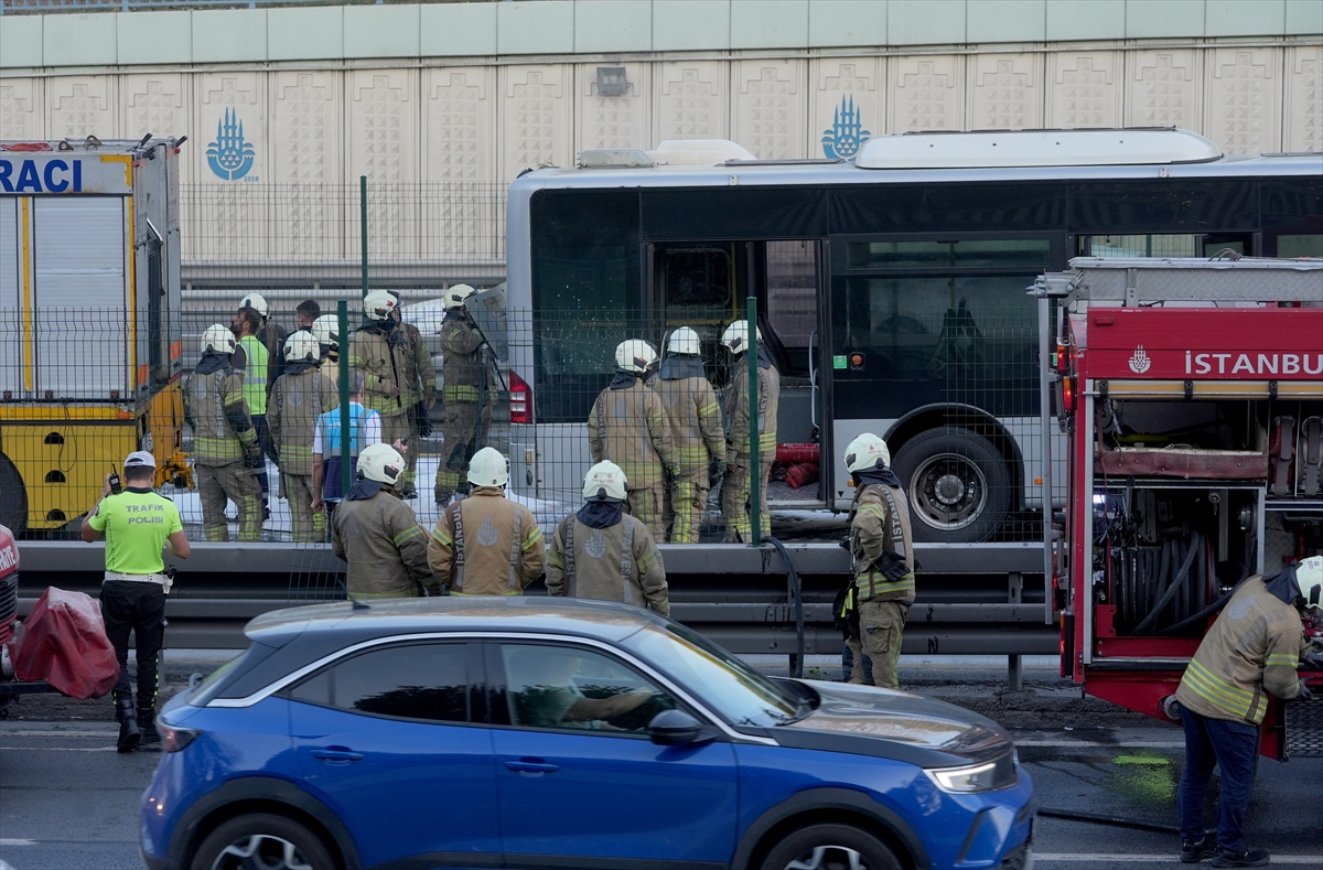 Zeytinburnu'nda metrobüste çıkan yangın söndürüldü