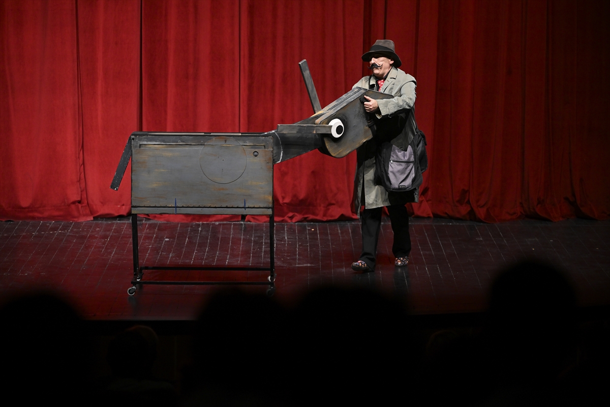 11. Uluslararası Ankara Kukla Festivali, “Erik Çöpü” oyunuyla perdelerini açtı
