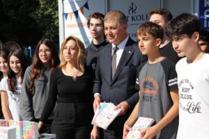 İZMİR (AA) – 6. İzmir Kitap Fuarı (İZKİTAP) kitapseverler için