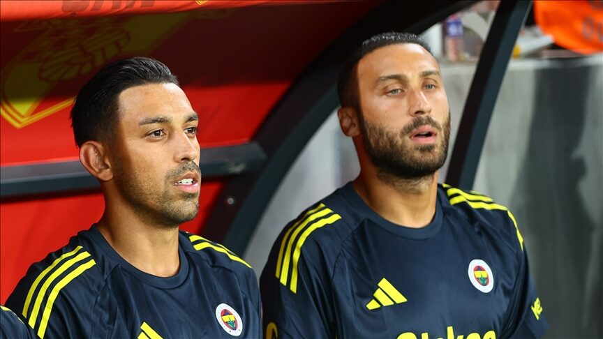 Fenerbahçe’de İrfan Can Kahveci ve Cenk Tosun, kadro dışı bırakıldı