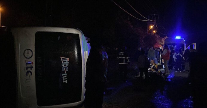 Kastamonu’da tur midibüsü devrildi, 25 kişi yaralandı