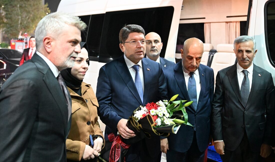 Adalet Bakanı Tunç, Kahramanmaraş Büyükşehir Belediyesi’ni ziyaret etti KAHRAMANMARAŞ (AA) – Adalet Bakanı Yılmaz Tunç, Kahramanmaraş Büyükşehir Belediyesi'ni
