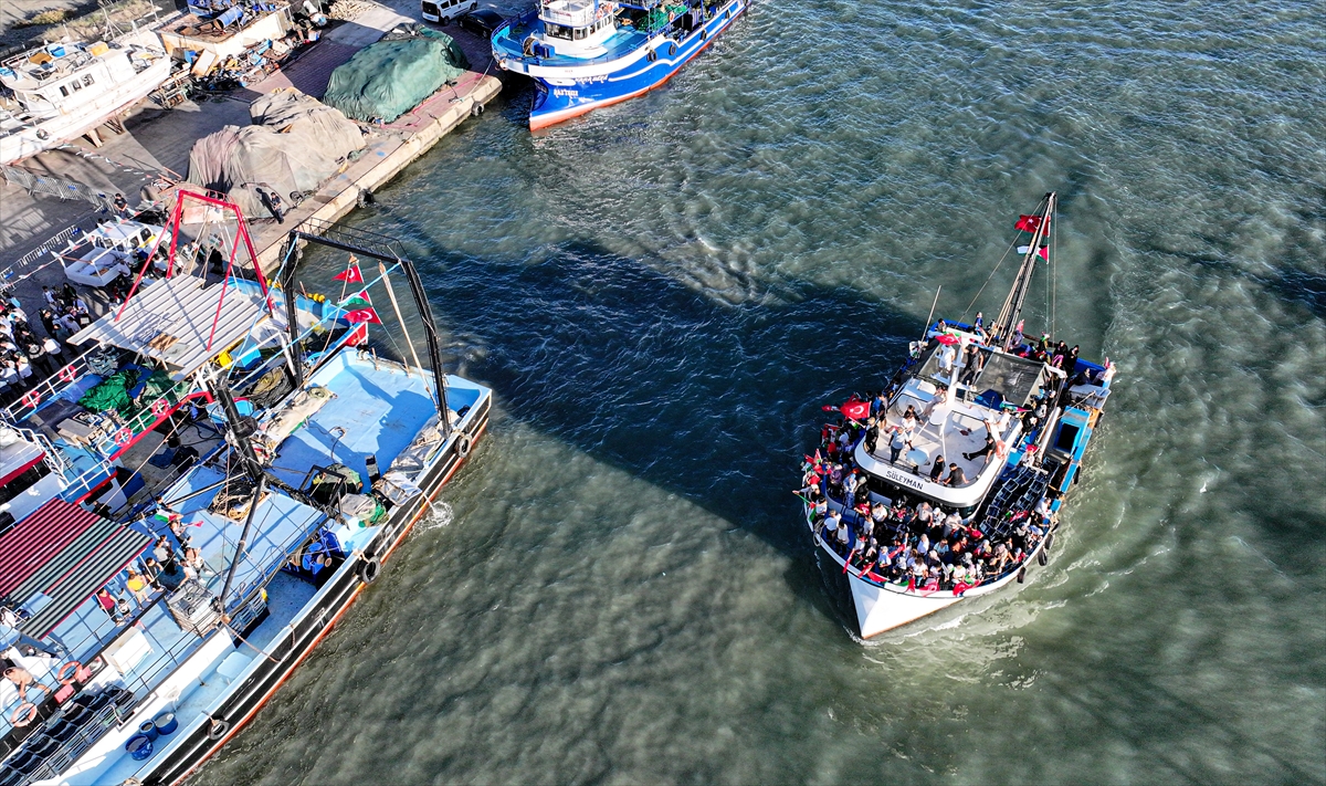 Adana'da balıkçılar Filistin ve Küresel Sumud Filosu'na destek için Akdeniz'e açıldı