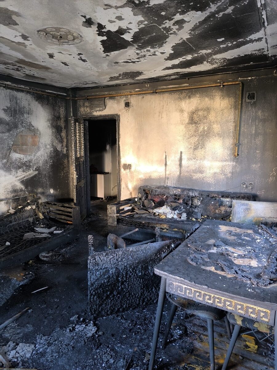 ADANA (AA) – Adana'nın merkez Sarıçam ilçesinde bir ev yandı.