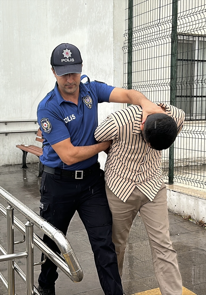 Adana'da çakarlı araçla kendini polis olarak tanıtıp üst araması yapan zanlı tutuklandı