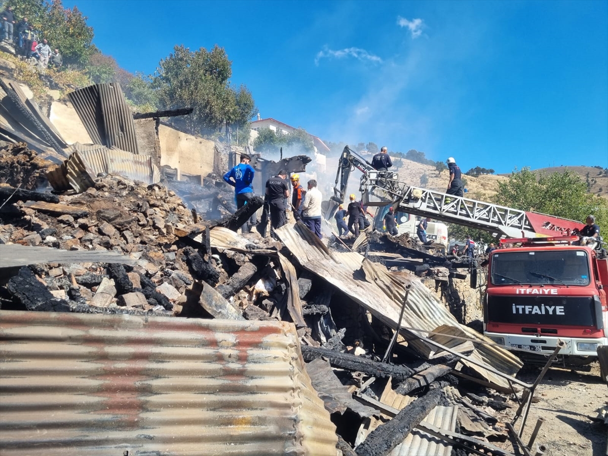 Adana'da yangın nedeniyle çöken evdeki 2 kişi hayatını kaybetti