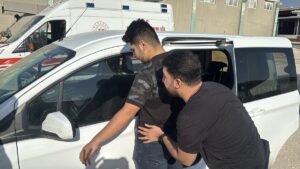 Adıyaman'da annesiyle tartıştığı iddia edilen babasını bıçakla yaralayan genç gözaltına alındı ADIYAMAN (AA) – Adıyaman'da annesiyle tartıştığı iddia edilen babasını bıçakla