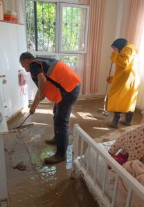 - "Konutları selden zarar gören 80 aileye toplam 3 milyon