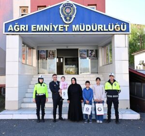 - İl Emniyet Müdürü Göksel Önder, öğrenciyi ve ailesini makamında