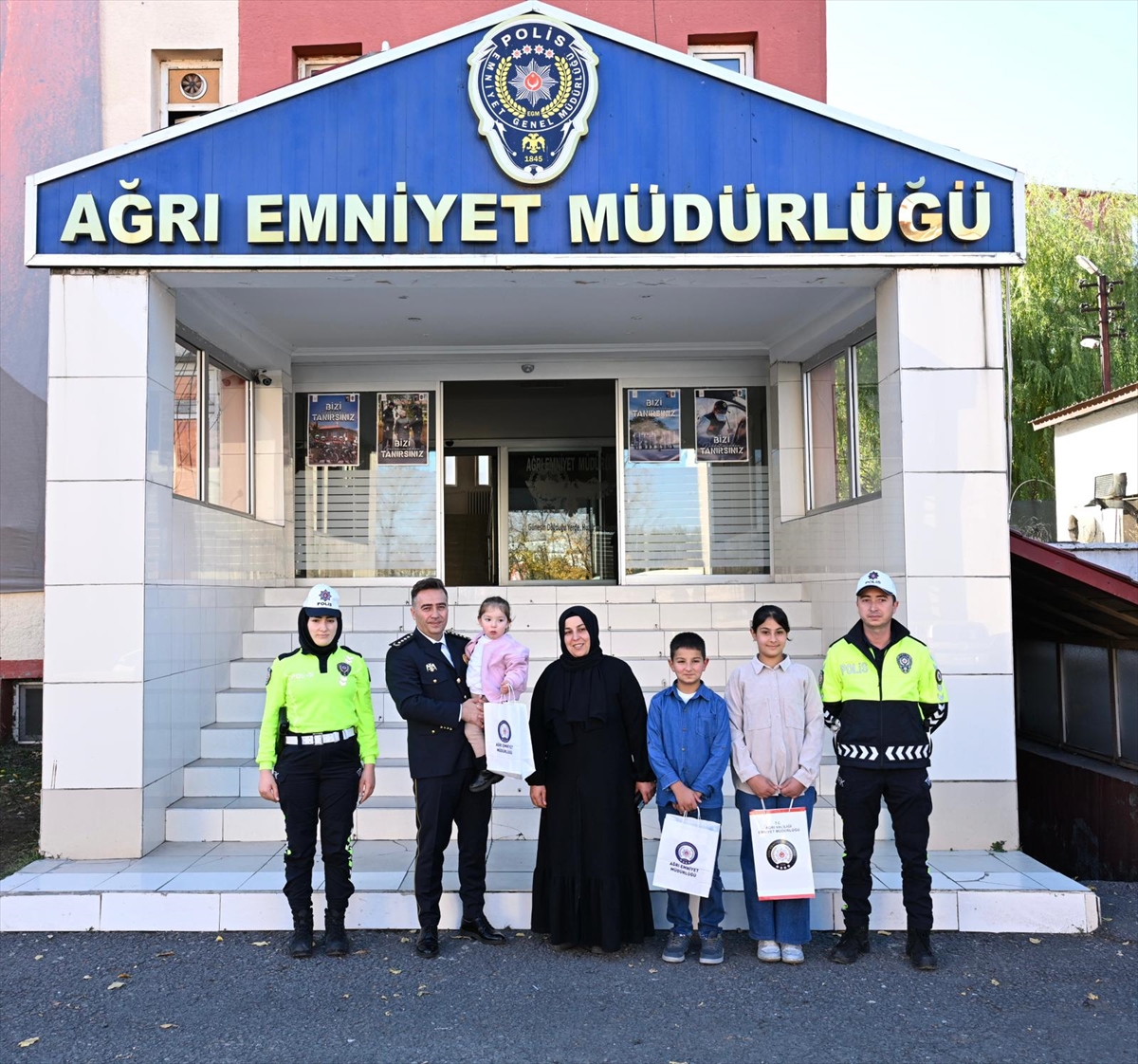 Ağrı'da kız çocuğunun bayrak ve Atatürk sevgisi MOBESE kameralarında